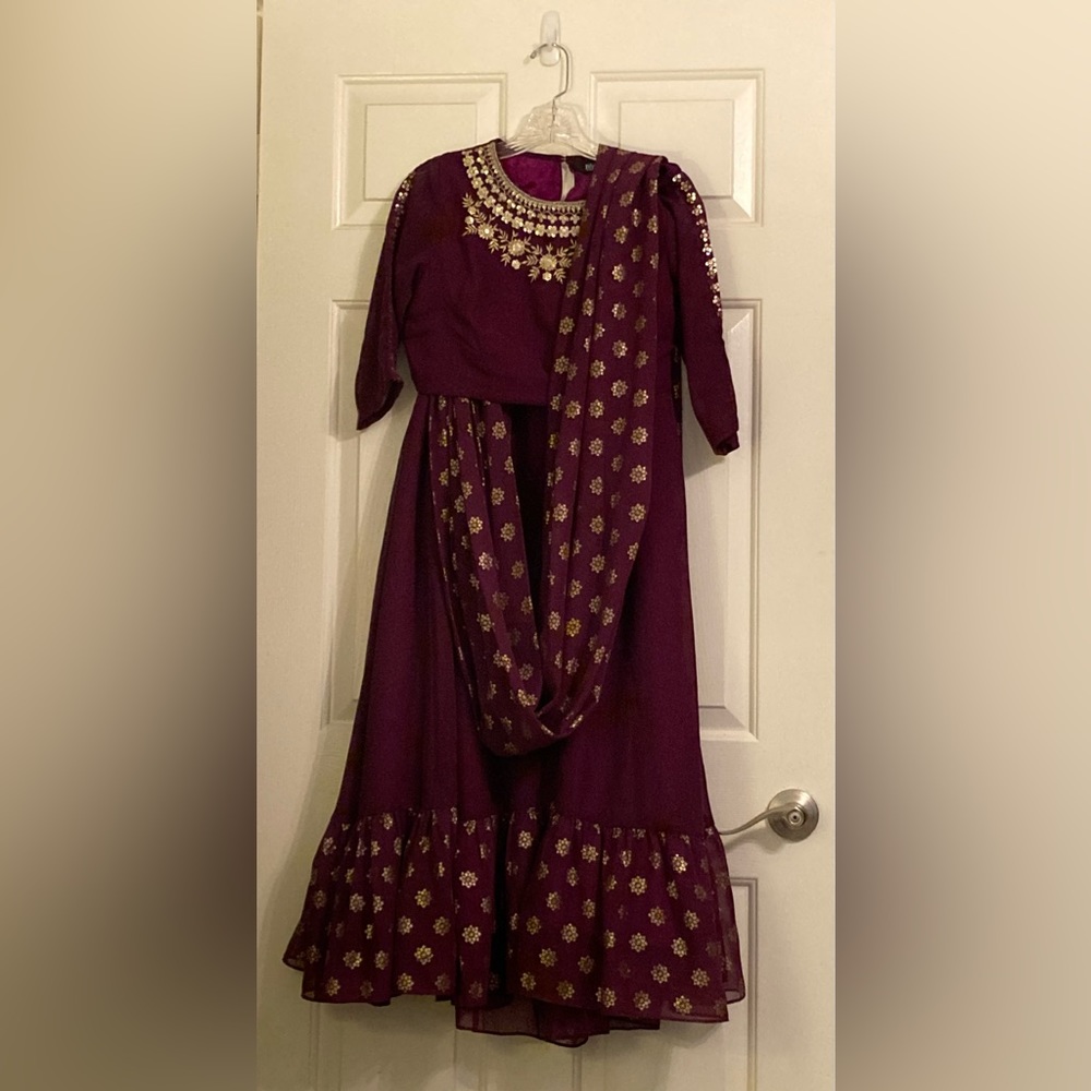 Sangria Foil Ruffled Pre-Stitched Saree WITH Blouse - Picture 3 of 13